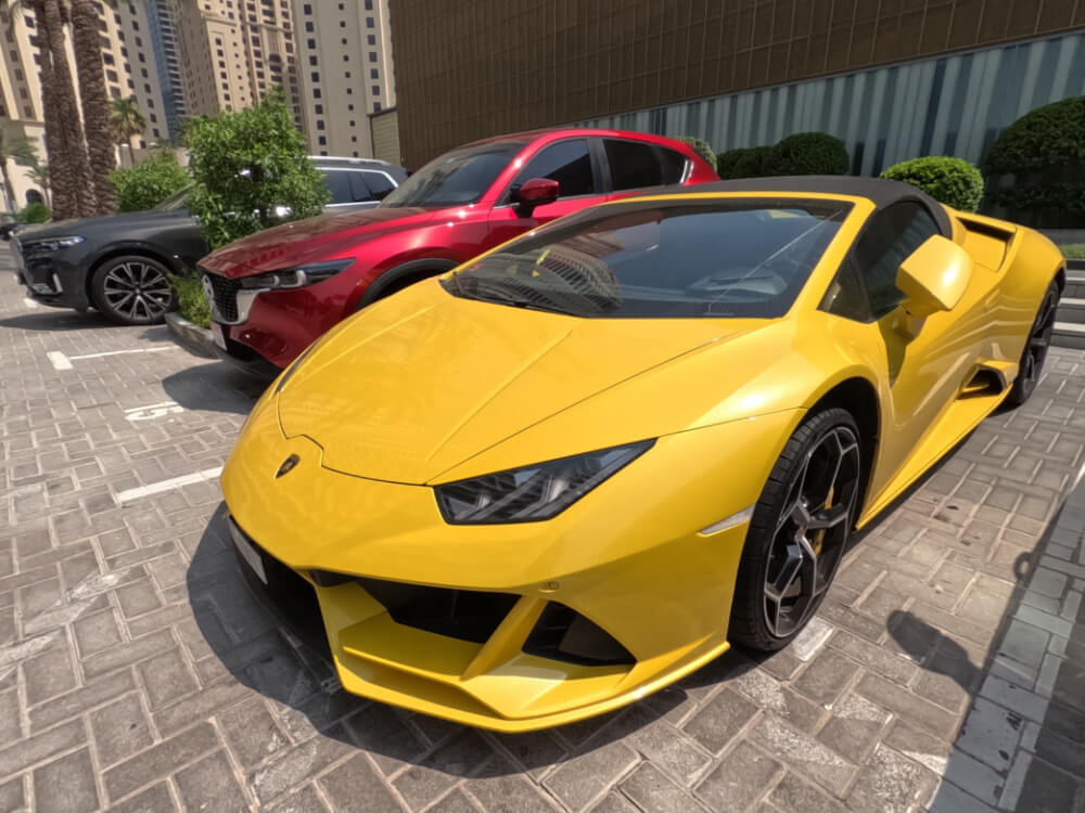 Sokakta lüks araba Dubai BAE