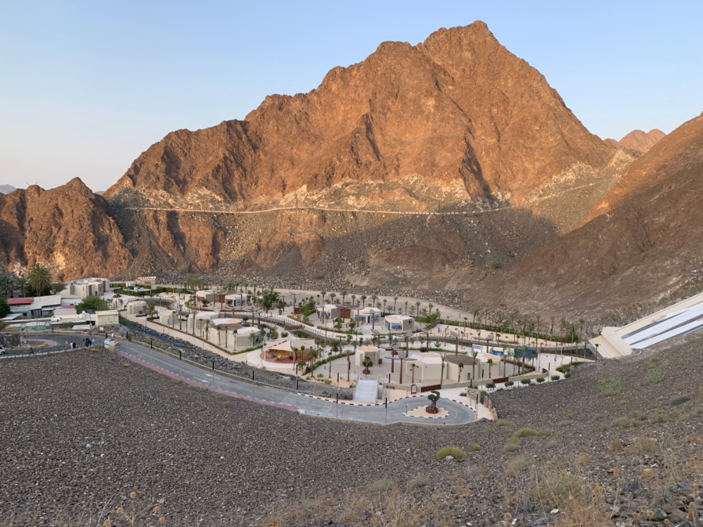 BAE'de Camper Van ile Ziyaret Edilebilecek En İyi Yerler Hatta Barajı'nda dağlar arasında göl