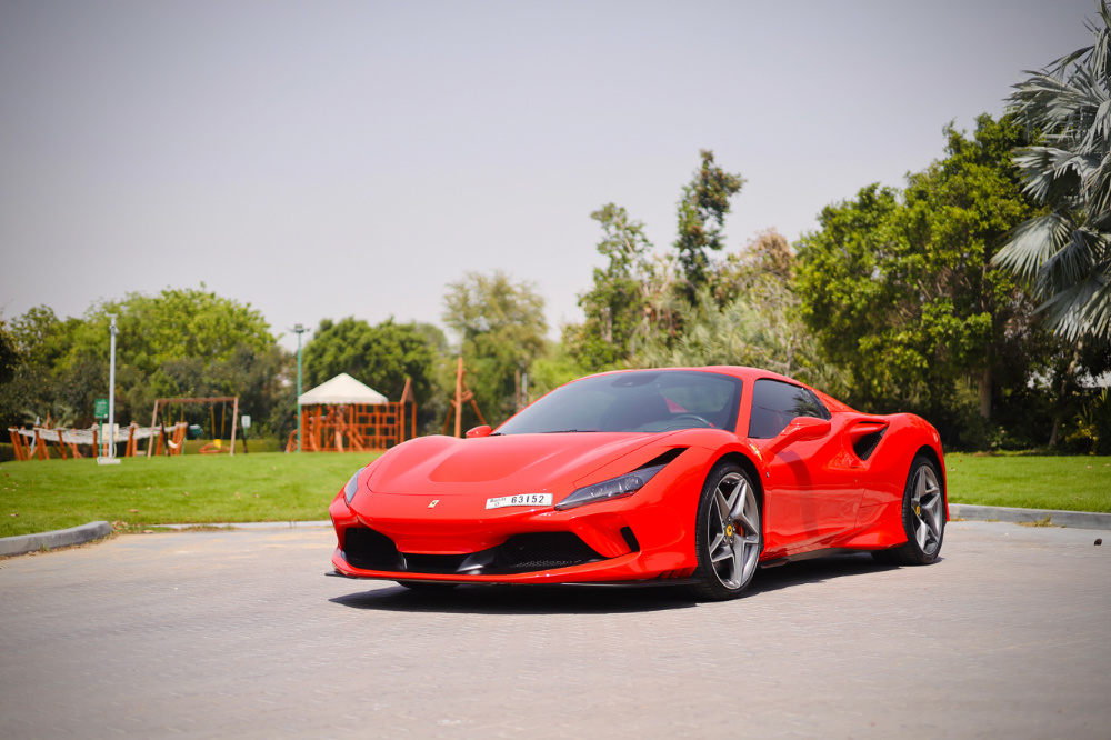 أفضل السيارات الخارقة للإيجار في دبي فيراري F8 في دبي