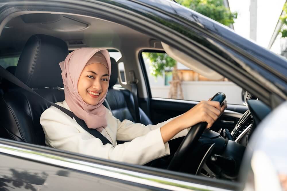 Guía de límites de velocidad en los EAU: Lo que los conductores deben saber chica conduciendo un coche de lujo