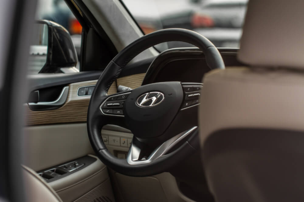 Logo Hyundai sur le volant de la voiture