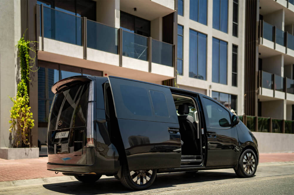 Лучшие фургоны для курьеров и водителей доставки в Дубае hyundai staria в Дубае