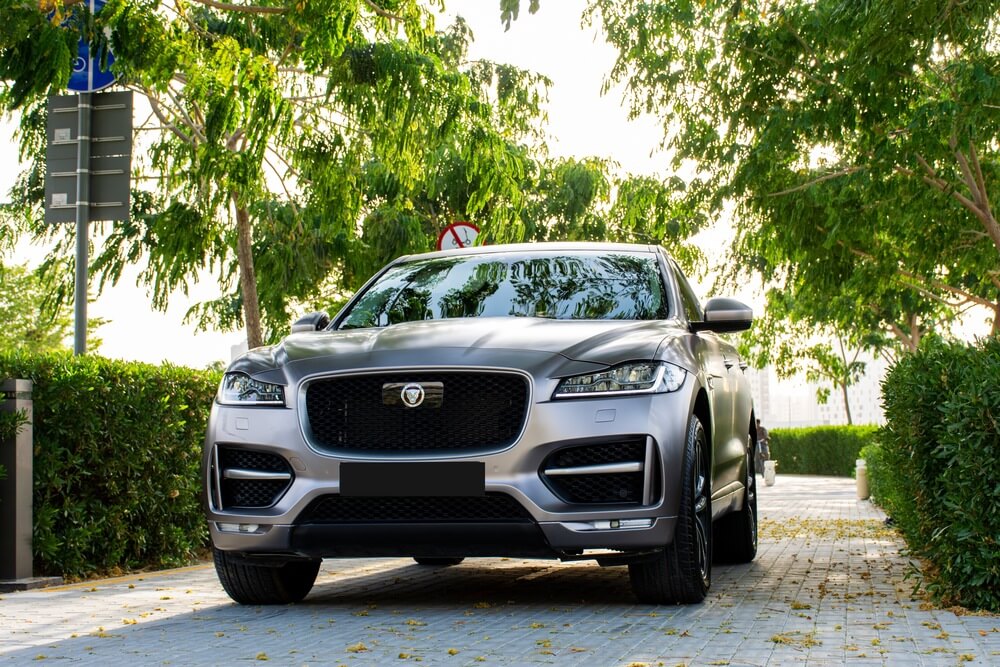 Jaguar F-Pace nel giardino della città di Dubai
