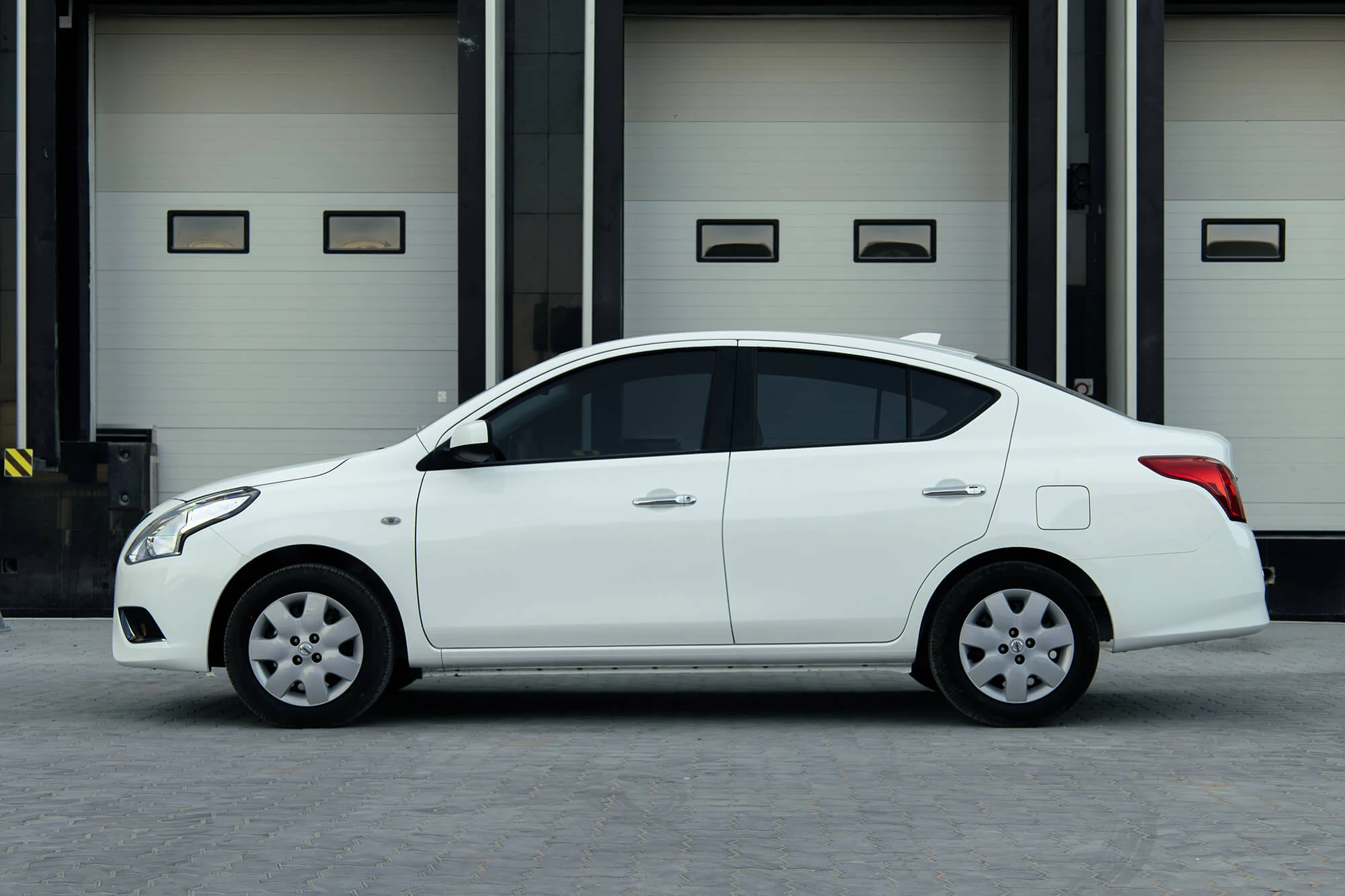 Nissan לבן שטוף שמש Nissan לבן שטוף שמש