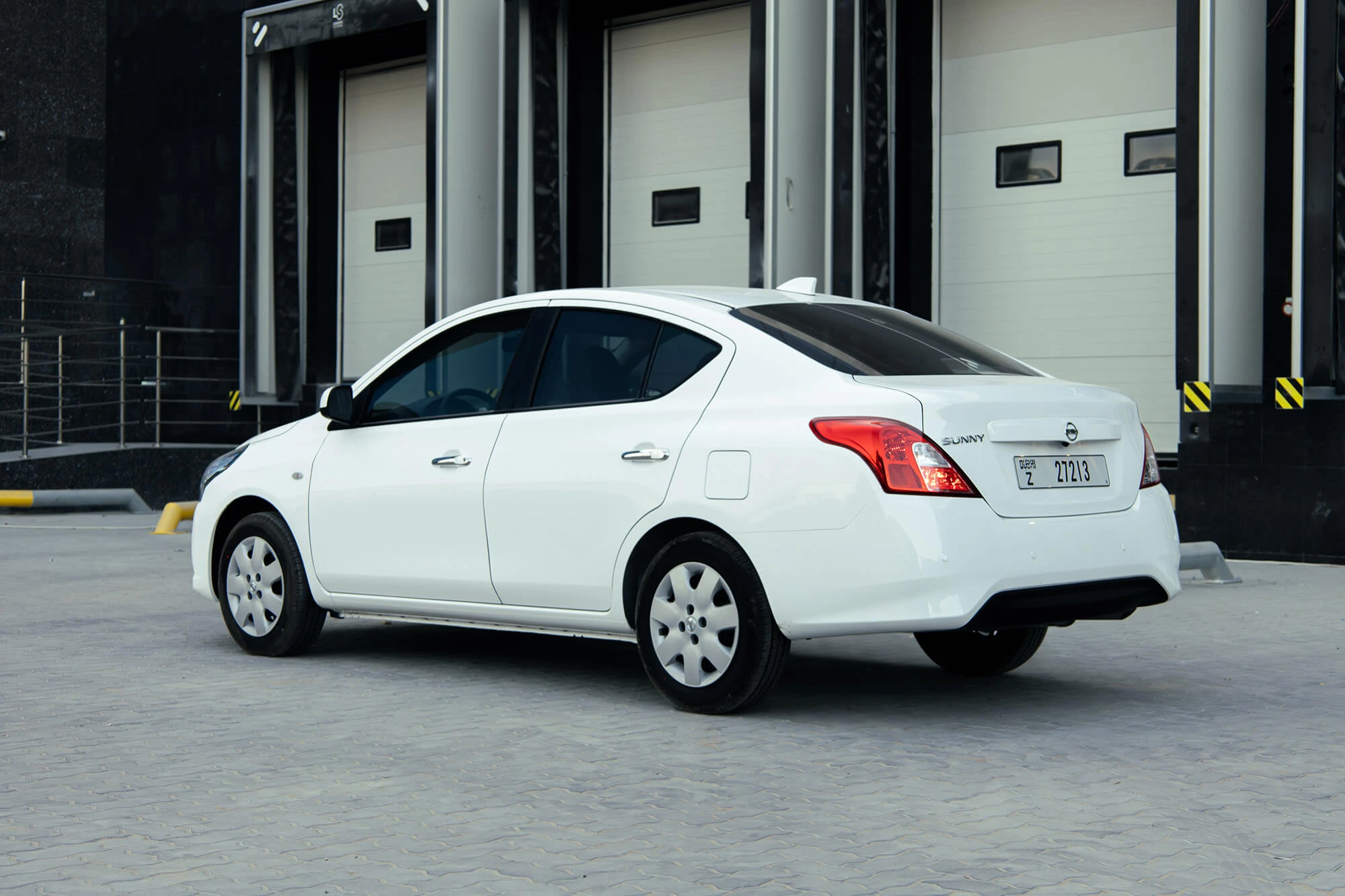 Nissan לבן שטוף שמש Nissan לבן שטוף שמש