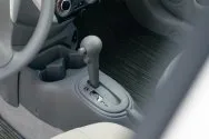 Nissan לבן שטוף שמש Nissan לבן שטוף שמש