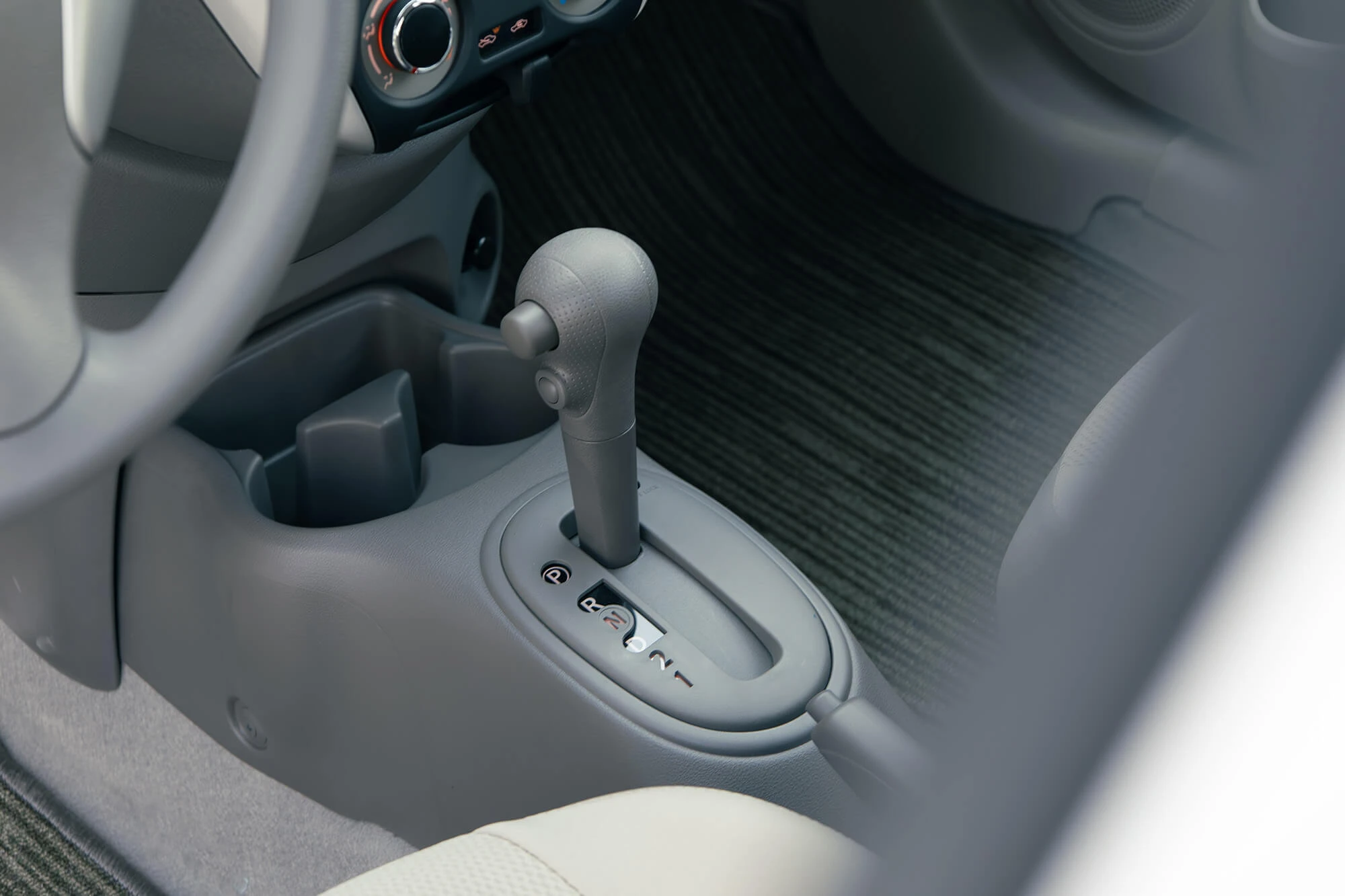 Nissan לבן שטוף שמש Nissan לבן שטוף שמש
