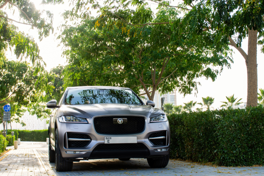 Filo Güvenlik Politikanıza Dahil Etmeniz Gereken En Önemli Unsurlar Dubai'deki bahçede Jaguar F-Pace'in yakın çekimi