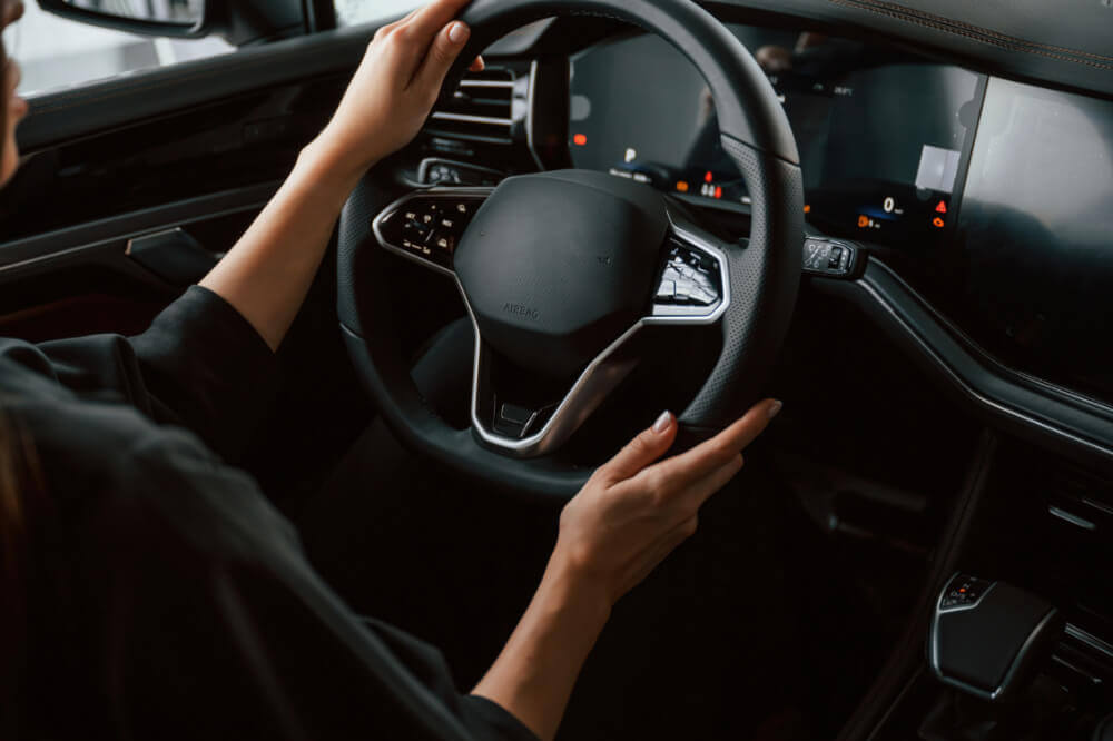 Kann ich in Dubai ein Auto mit einem saudischen Führerschein mieten?