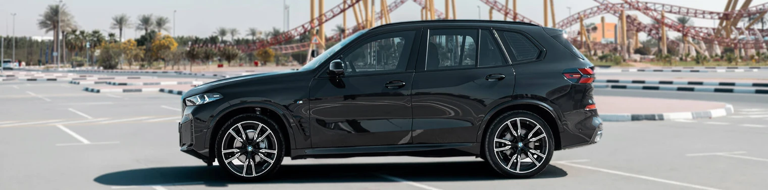 BMW X5 vs Mercedes GLE: Welke SUV past beter bij het rijden in Dubai?