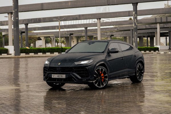 Lamborghini Urus أسود غير لامع