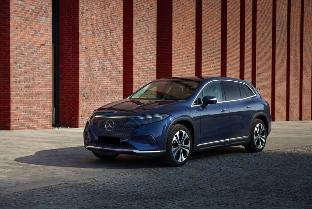 ما الذي يجعل سيارة EQS من مرسيدس-مايباخ EQS مختلفة عن سيارات الدفع الرباعي الفاخرة الأخرى