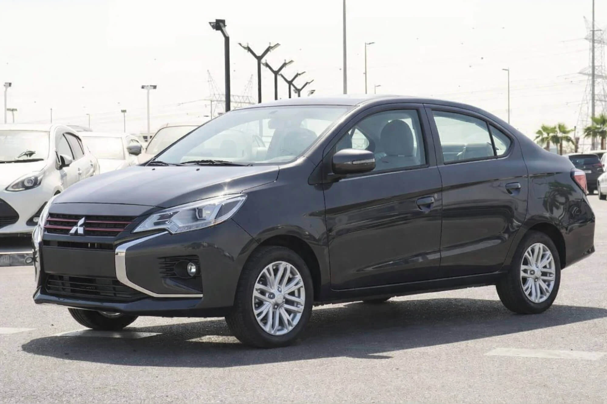 Mitsubishi אטרג' אפור