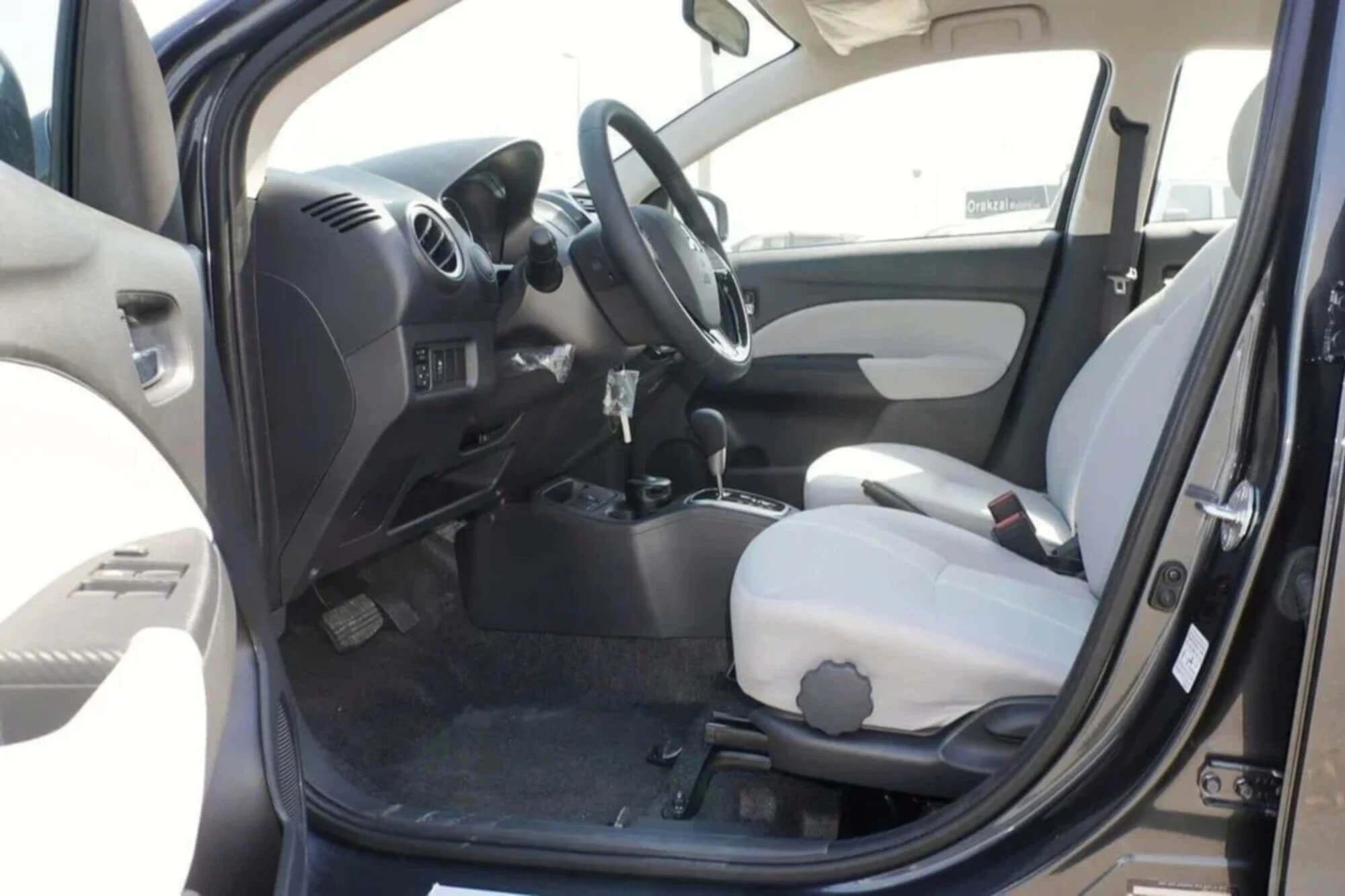 Mitsubishi אטרג' אפור