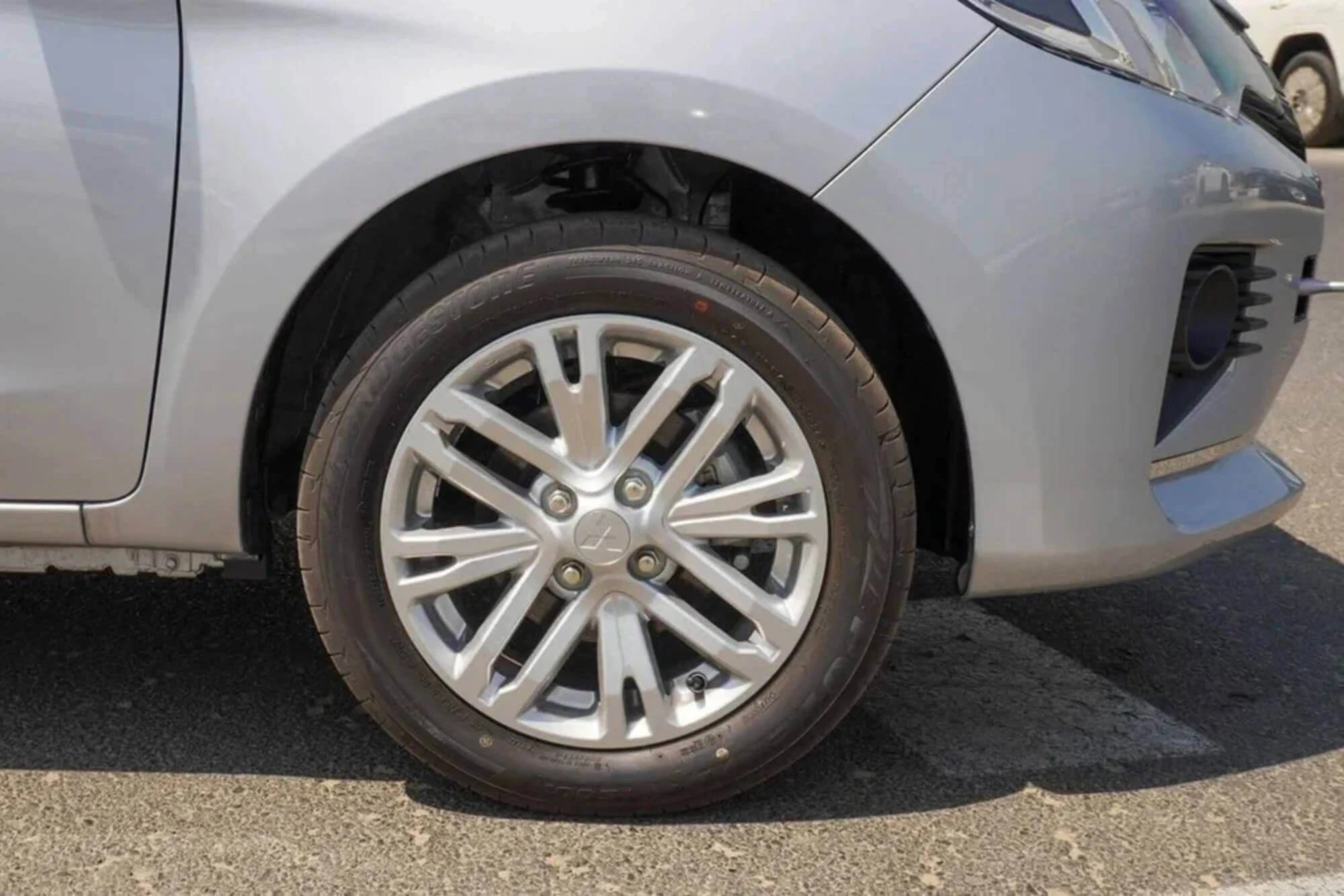 Mitsubishi אטרג' סילבר Mitsubishi אטרג' סילבר