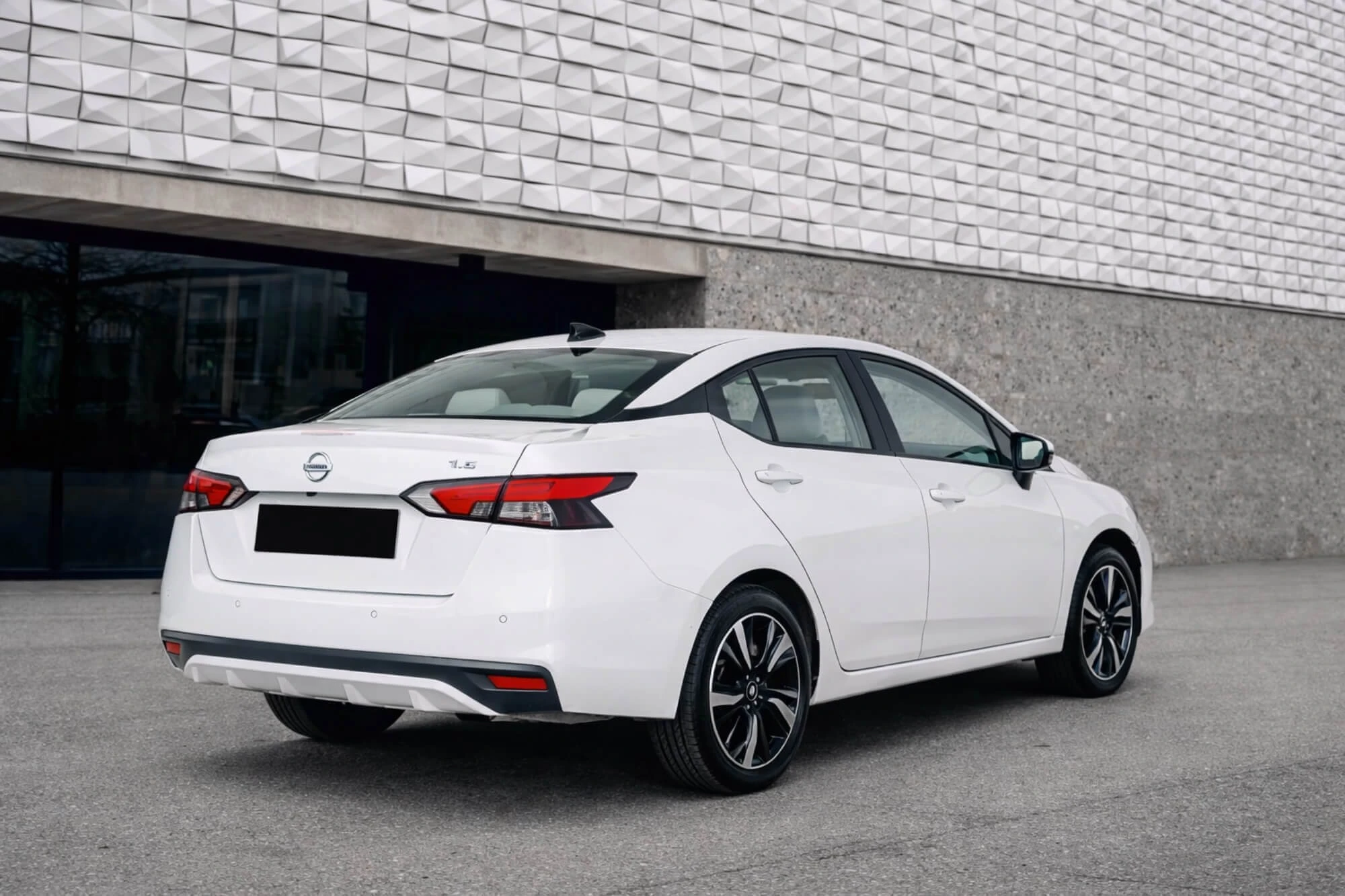 Nissan לבן שטוף שמש