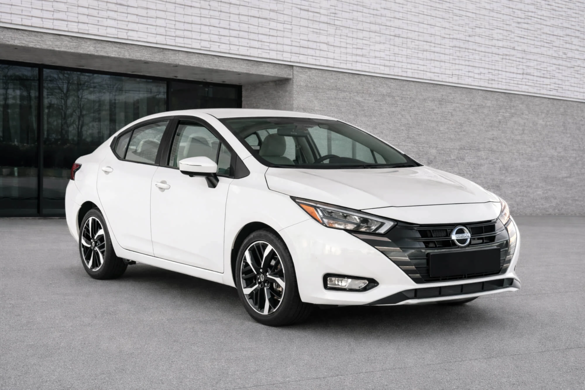 Nissan לבן שטוף שמש