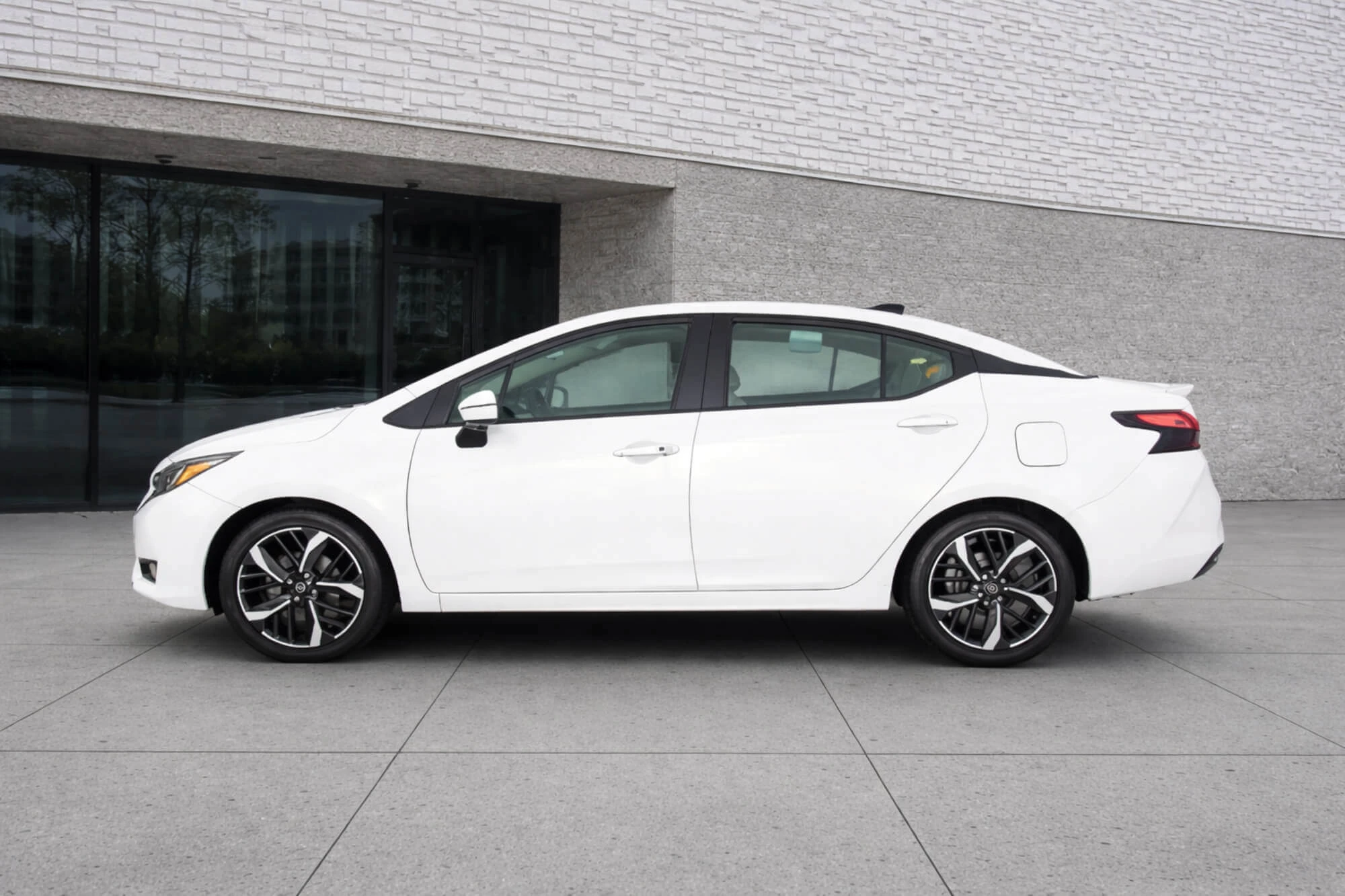 Nissan לבן שטוף שמש