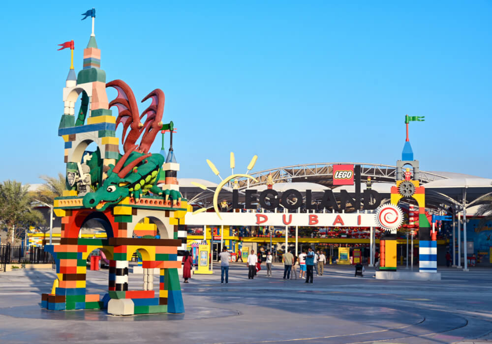 De bedste ting at lave i Dubai med børn Besøgende ved indgangen til Legoland Dubai i Dubai Parks and Resorts