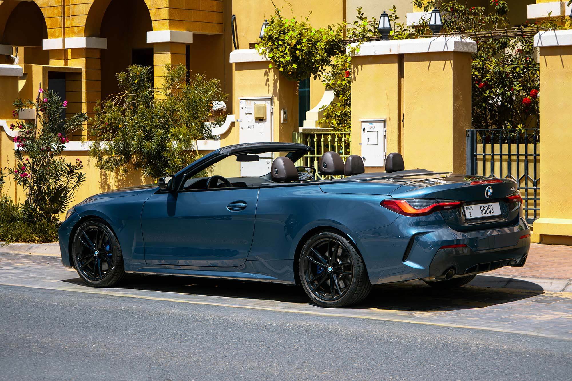 كيف تعمل سالك في دبي: كل ما يحتاج السائقون إلى معرفته سيارة BMW 430 مكشوفة باللون الأزرق في دبي