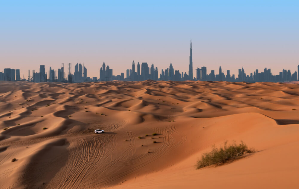 De bedste ting at lave i Dubai med børn Dubais skyline i horisonten på en sandstrand