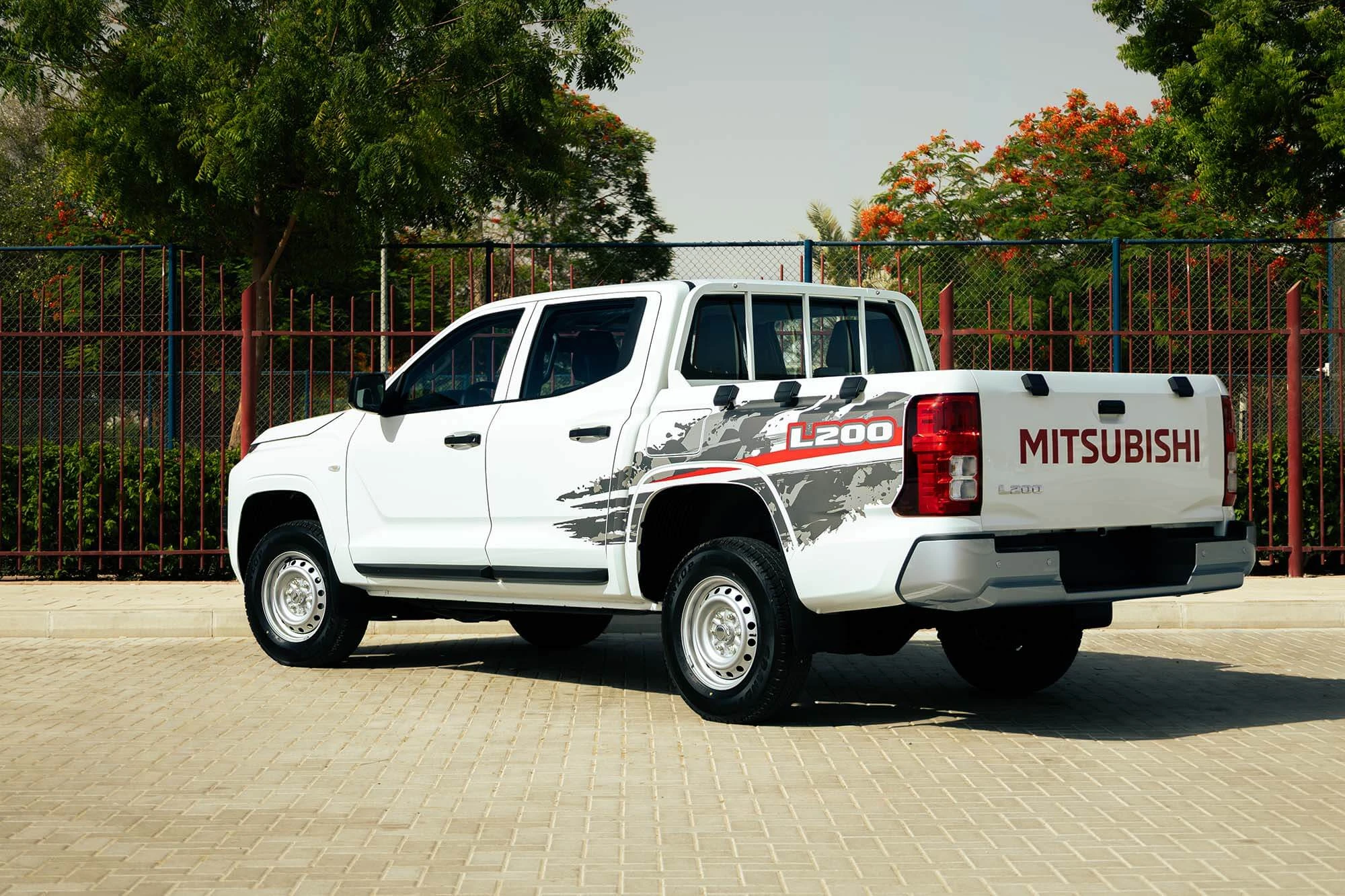 Mitsubishi L200 מכסה כפול אוטומטי לבן Mitsubishi L200 מכסה כפול אוטומטי לבן