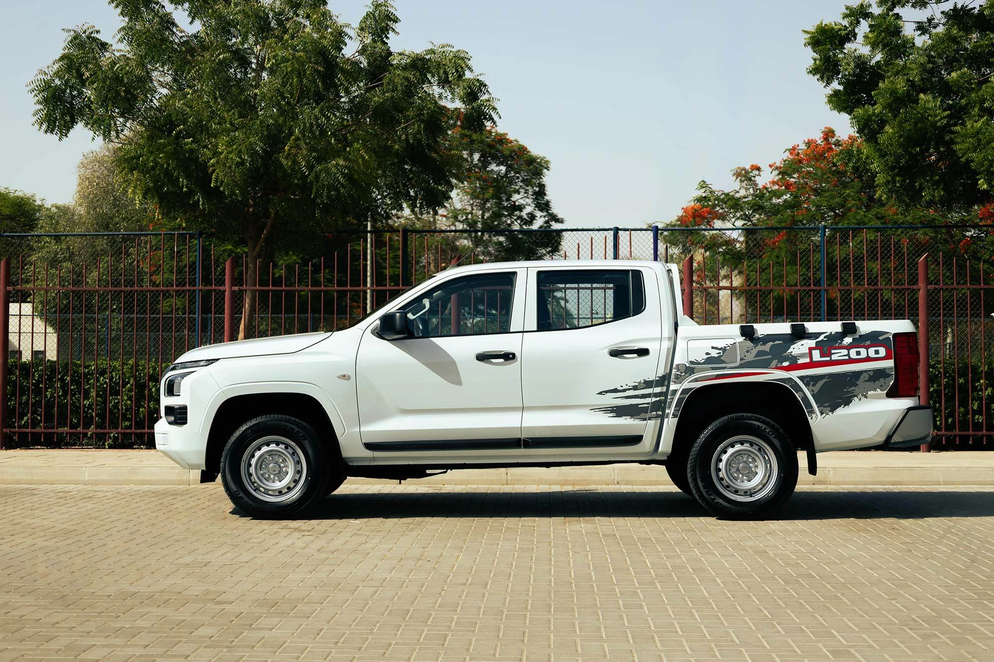 Mitsubishi L200 מכסה כפול אוטומטי לבן Mitsubishi L200 מכסה כפול אוטומטי לבן
