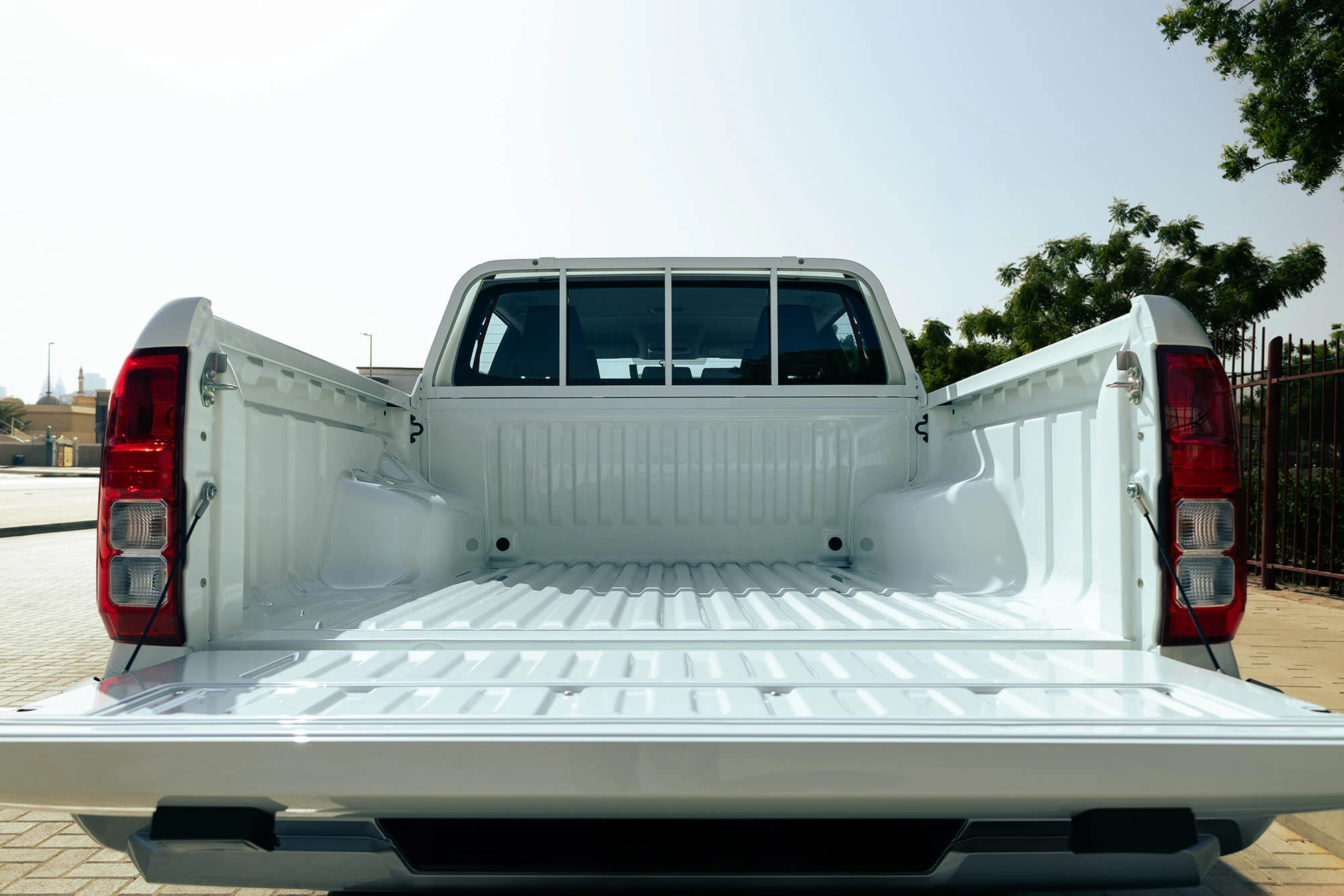Mitsubishi L200 מכסה כפול אוטומטי לבן Mitsubishi L200 מכסה כפול אוטומטי לבן