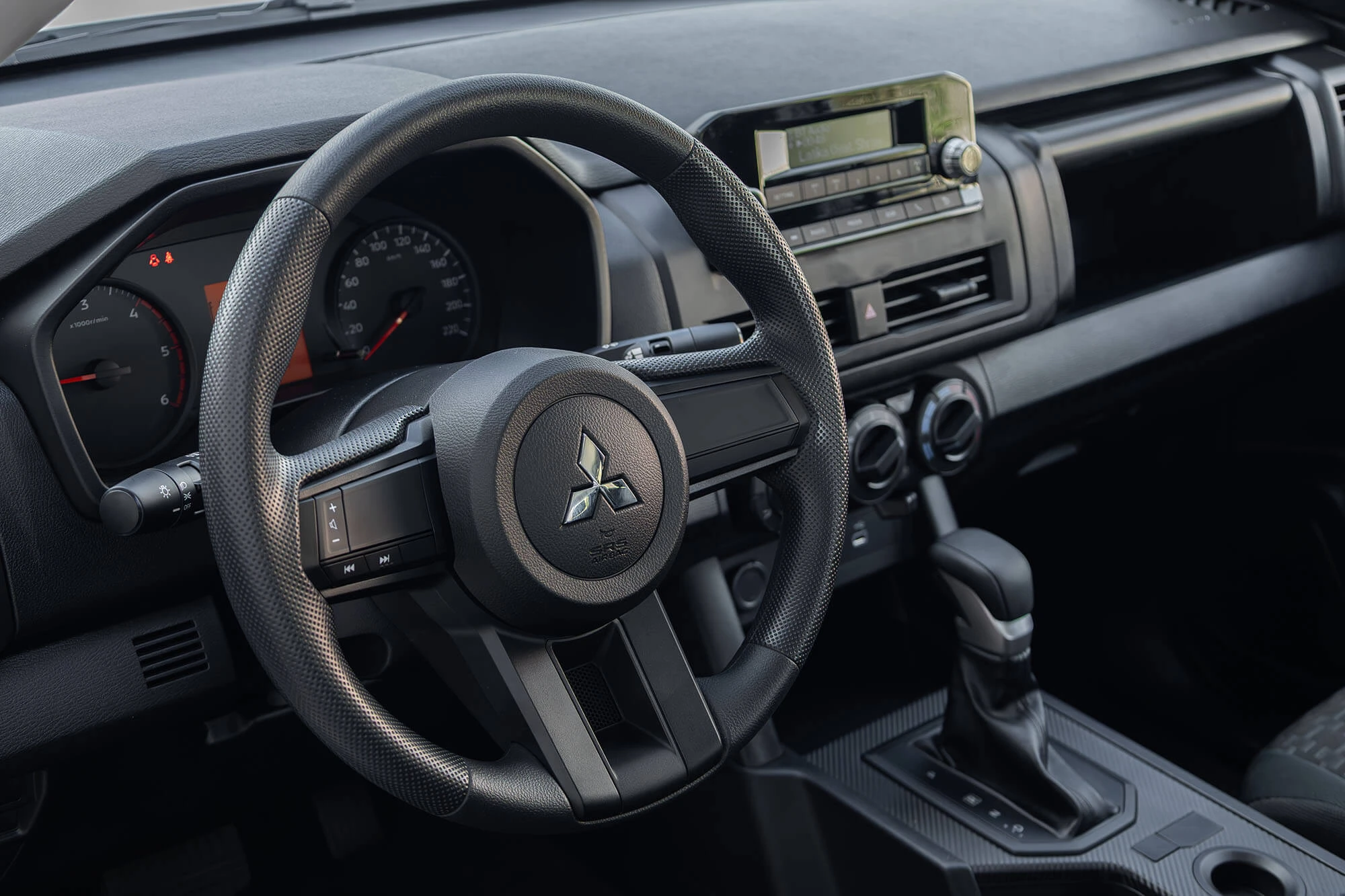 Mitsubishi L200 מכסה כפול אוטומטי לבן