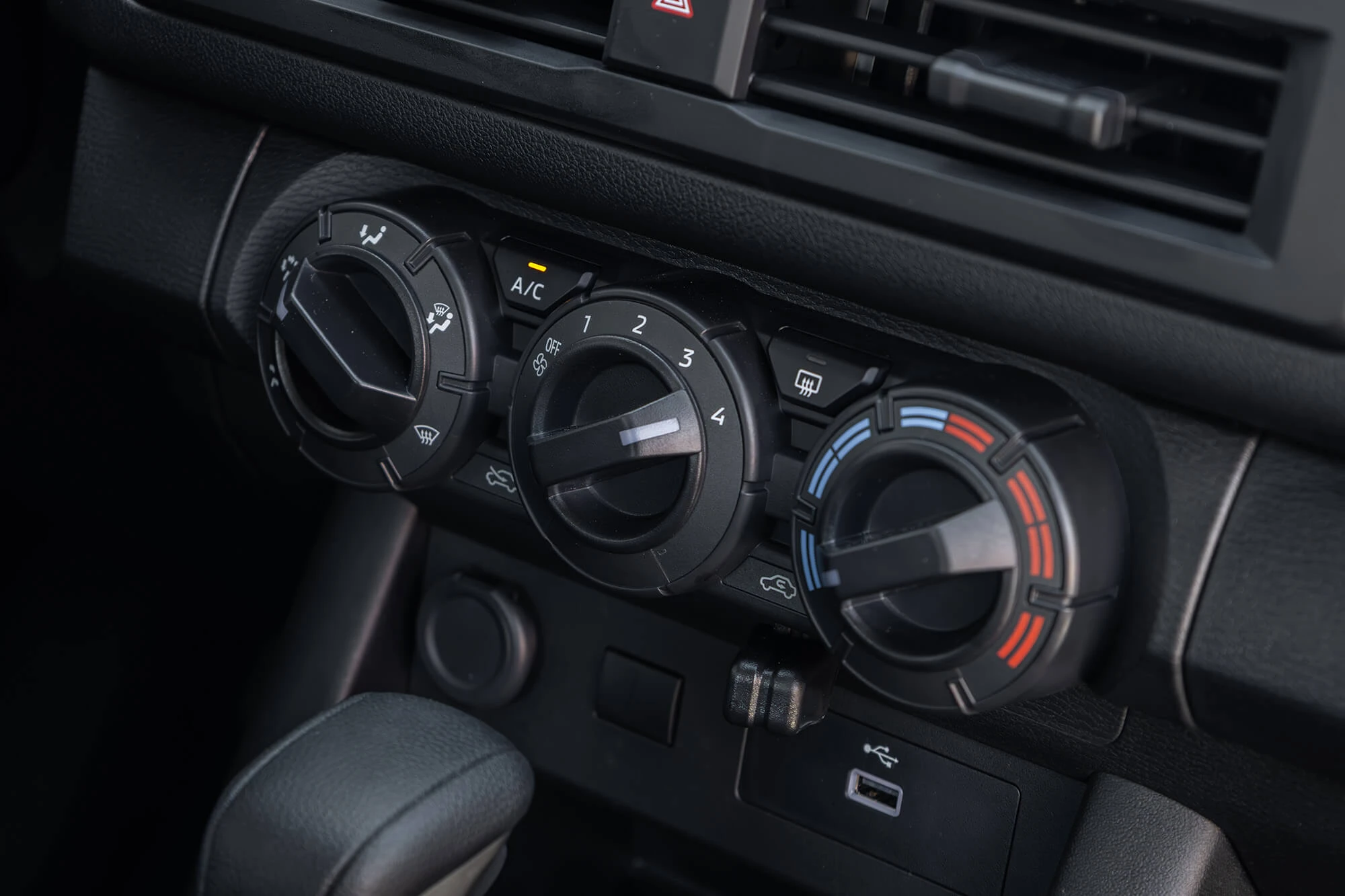 Mitsubishi L200 מכסה כפול אוטומטי לבן Mitsubishi L200 מכסה כפול אוטומטי לבן