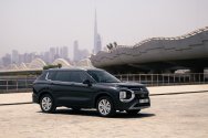 Mitsubishi אאוטלנדר שחור
