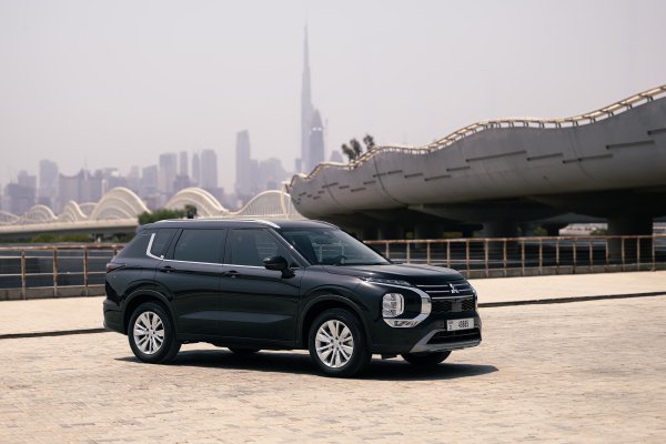 Mitsubishi אאוטלנדר שחור