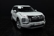 Mitshubishi Outlander White