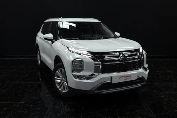 Mitshubishi Outlander White