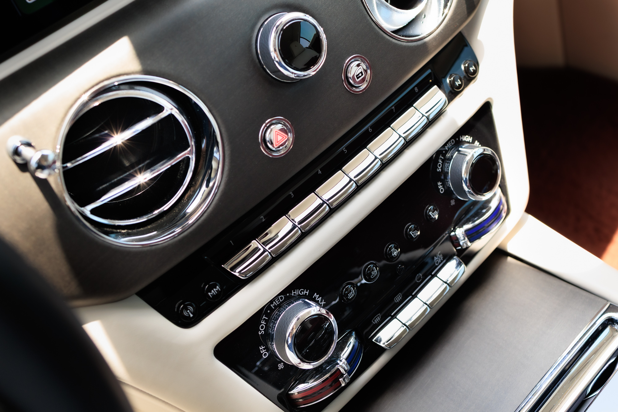 Rolls Royce سبيكتر بلاك كرز أسود اللون الأسود