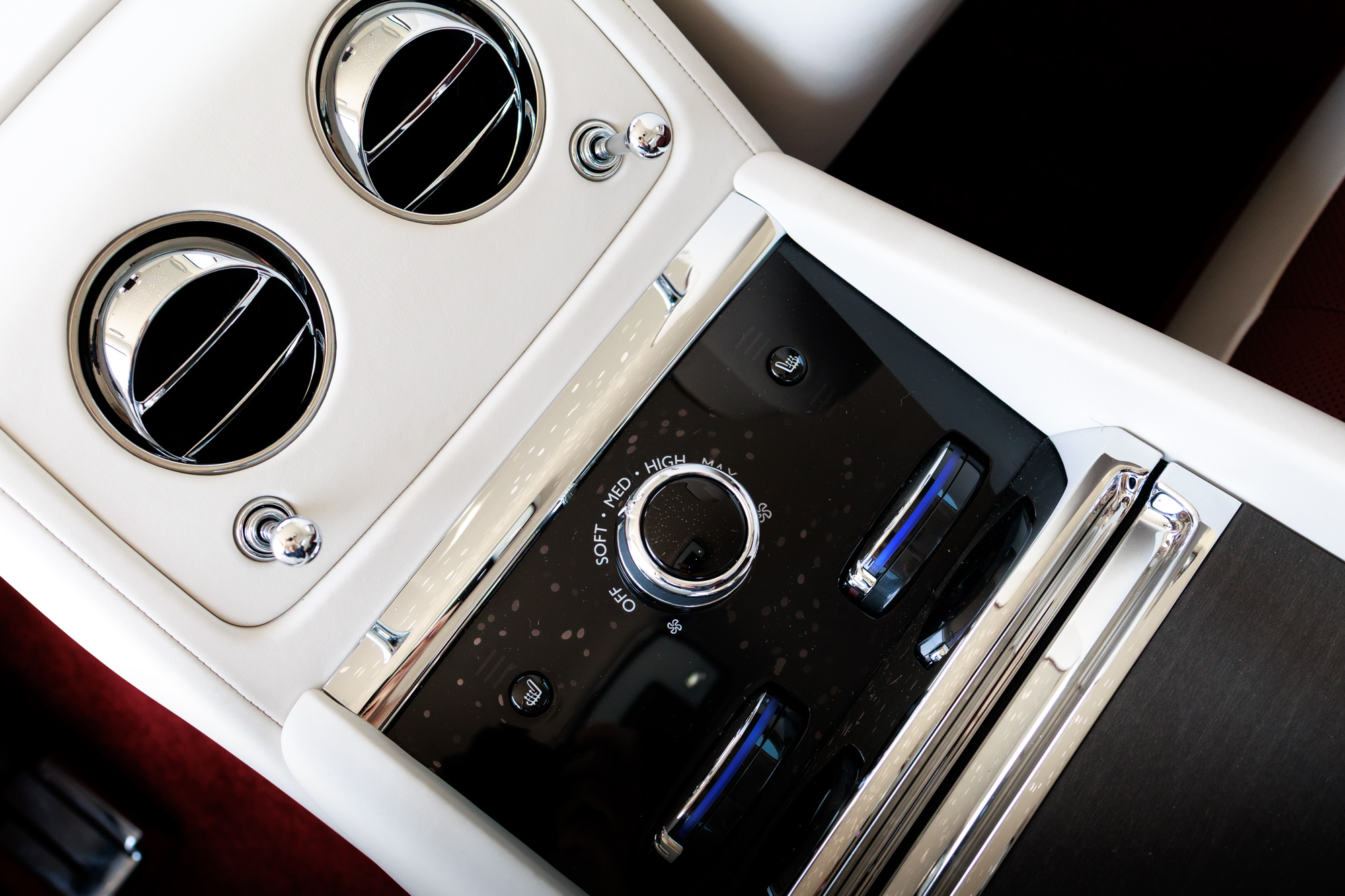 Rolls Royce سبيكتر بلاك كرز أسود اللون الأسود
