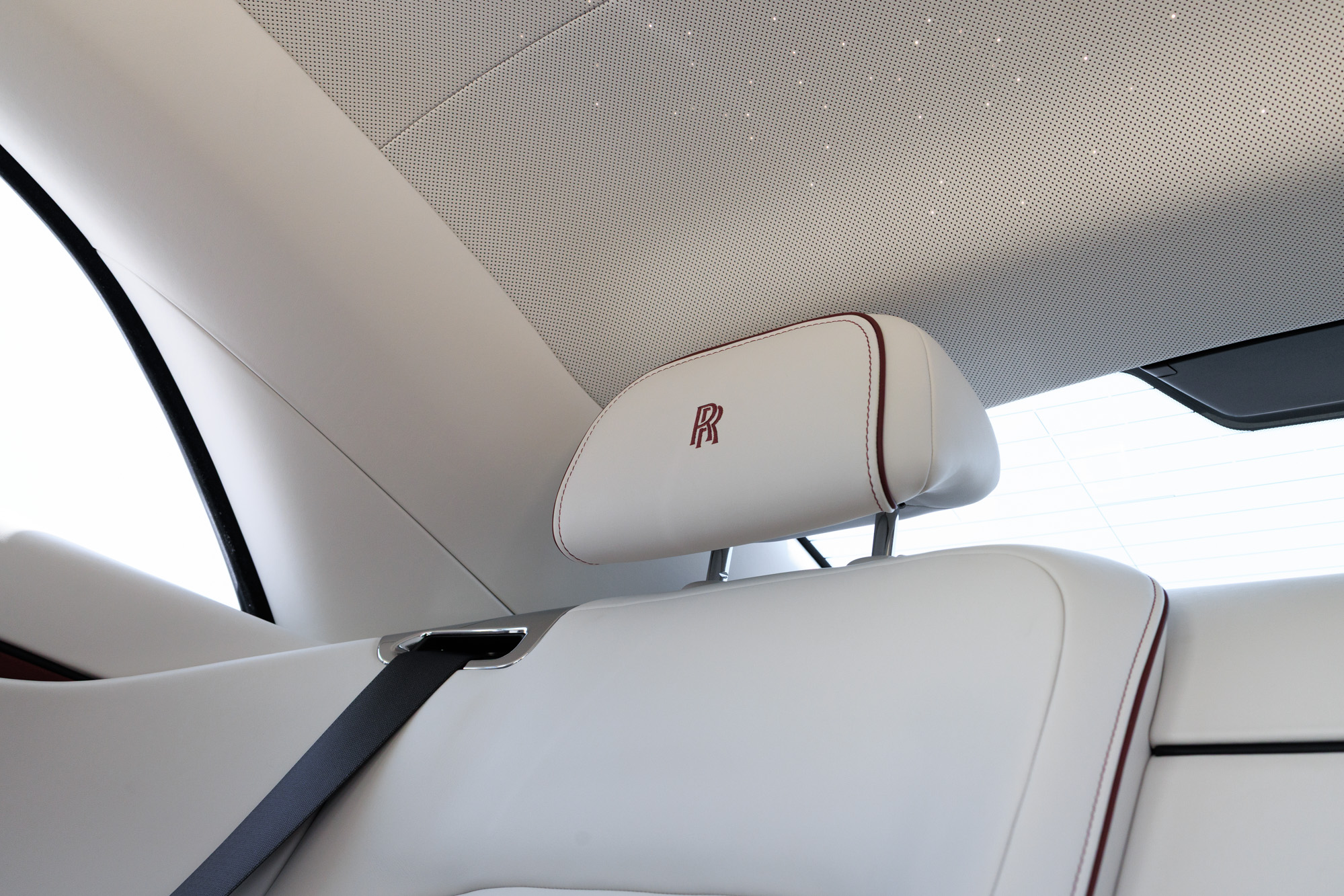 Rolls Royce سبيكتر بلاك كرز أسود اللون الأسود