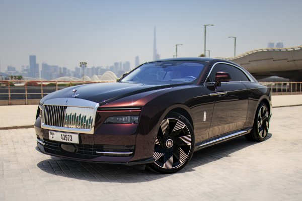 Rolls Royce سبيكتر بلاك كرز أسود اللون الأسود
