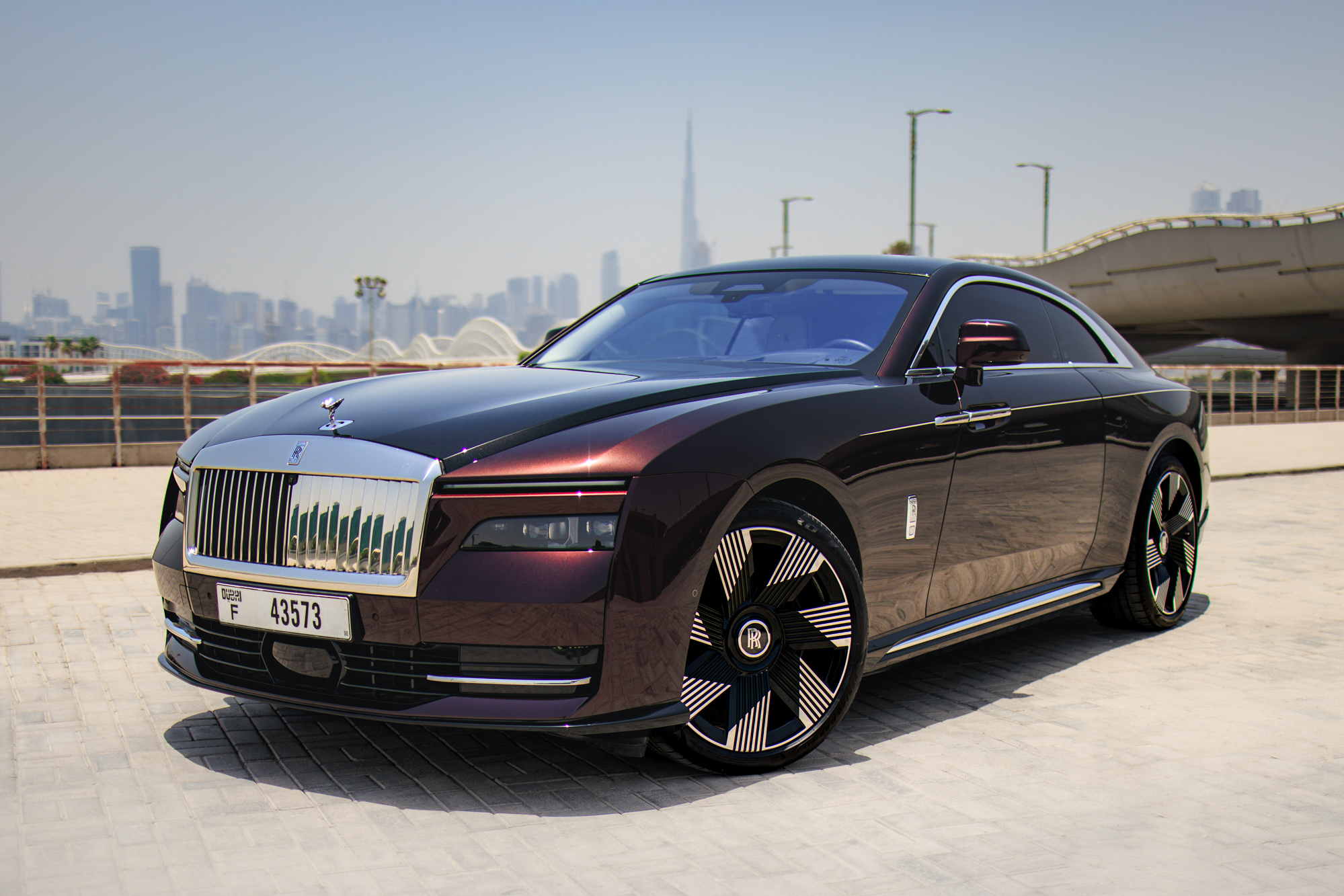 Rolls Royce سبيكتر بلاك كرز أسود اللون الأسود