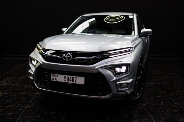 Toyota أوربان كروزر Toyota فضي اللون