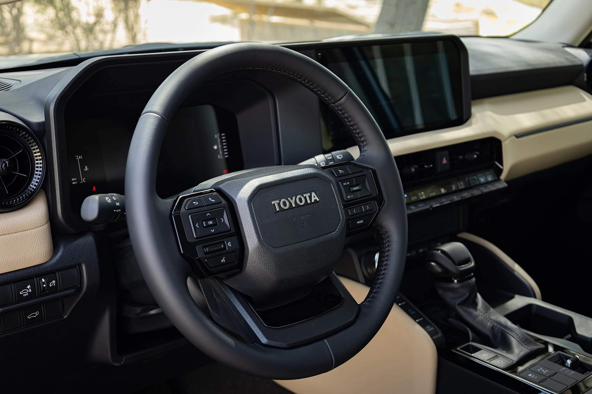 Toyota פראדו מהדור החדש, לבן פנינה