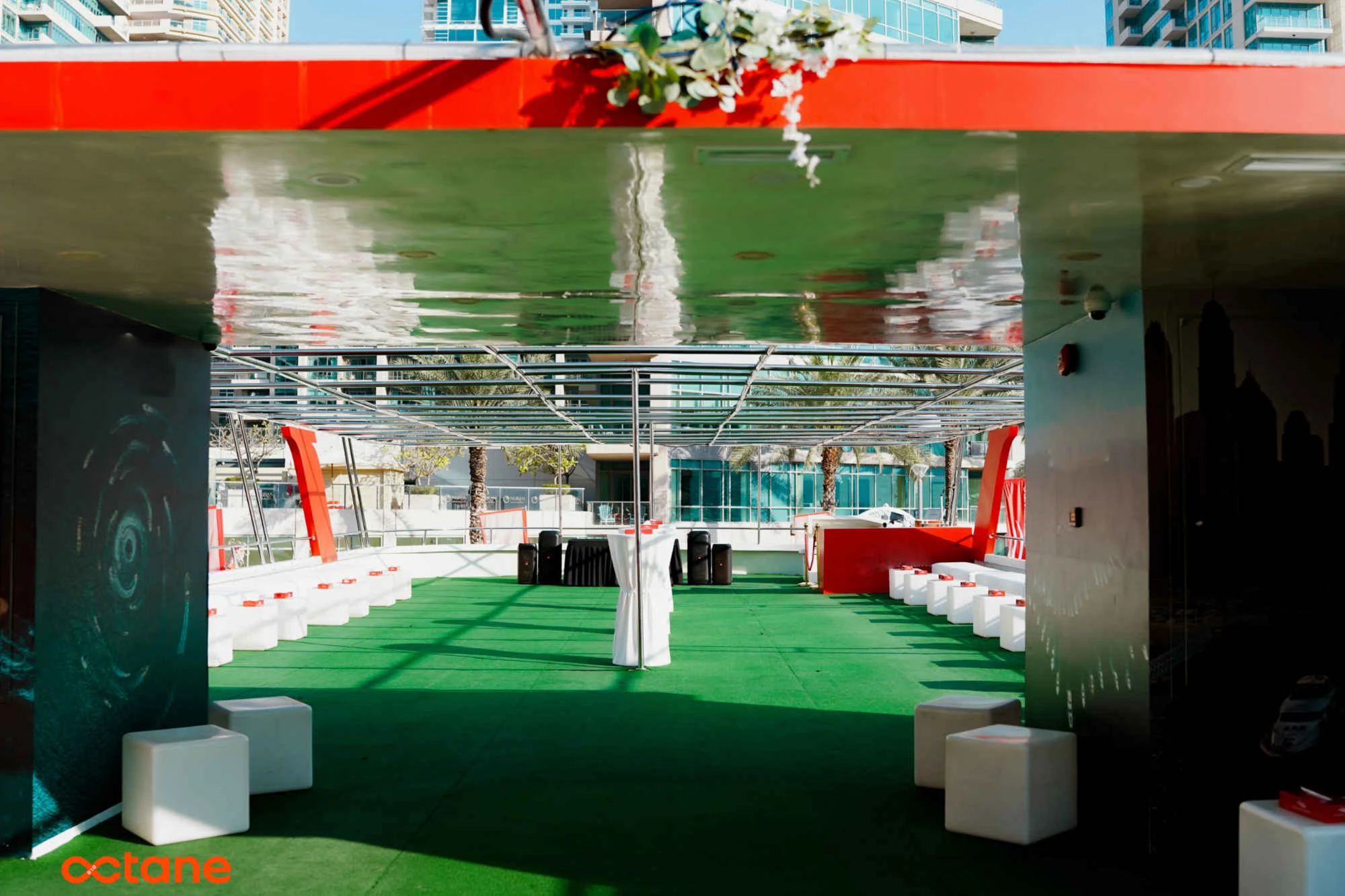 125ft Glass Houseboat