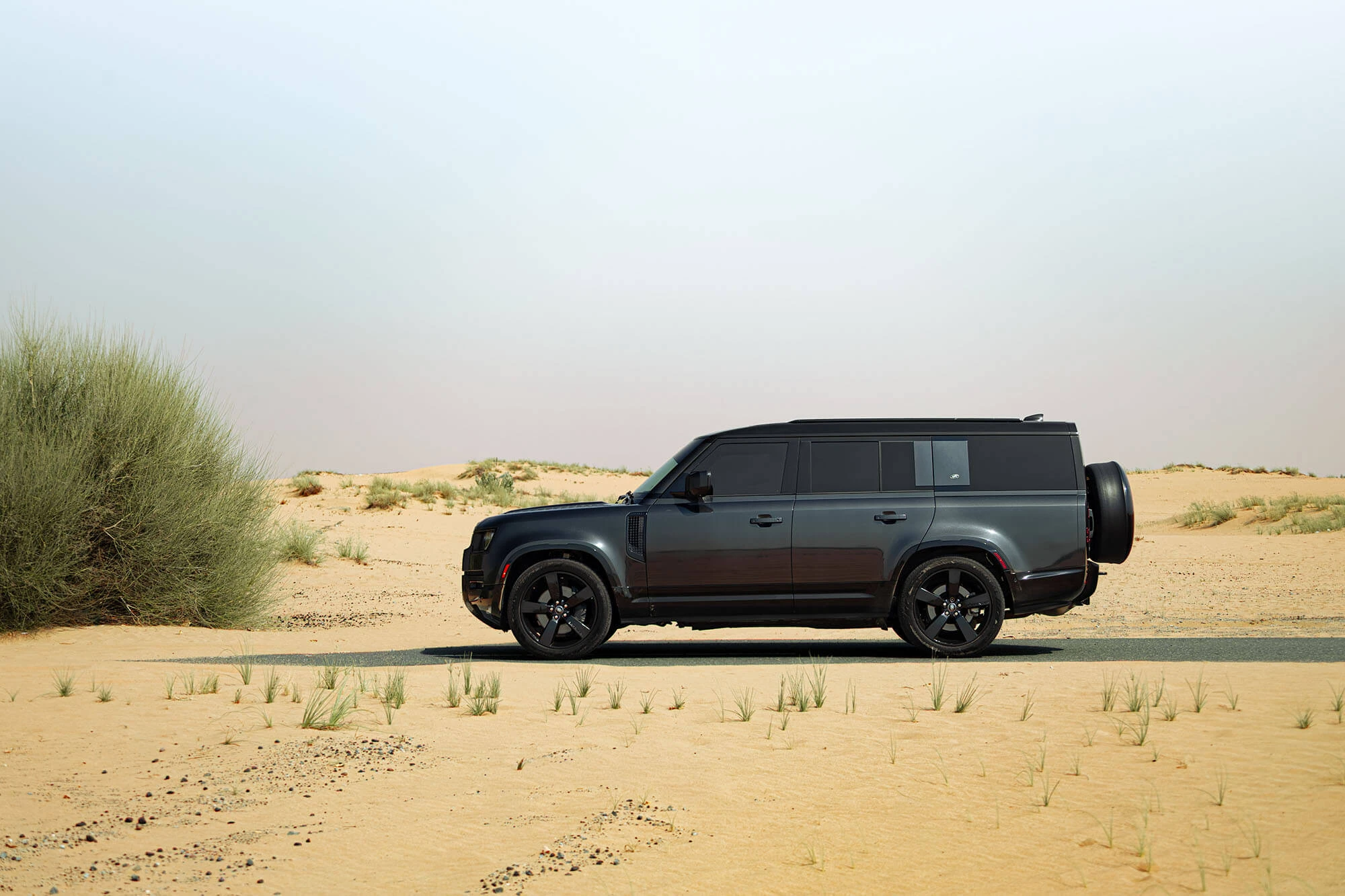 Land Rover Defender 130 אפור