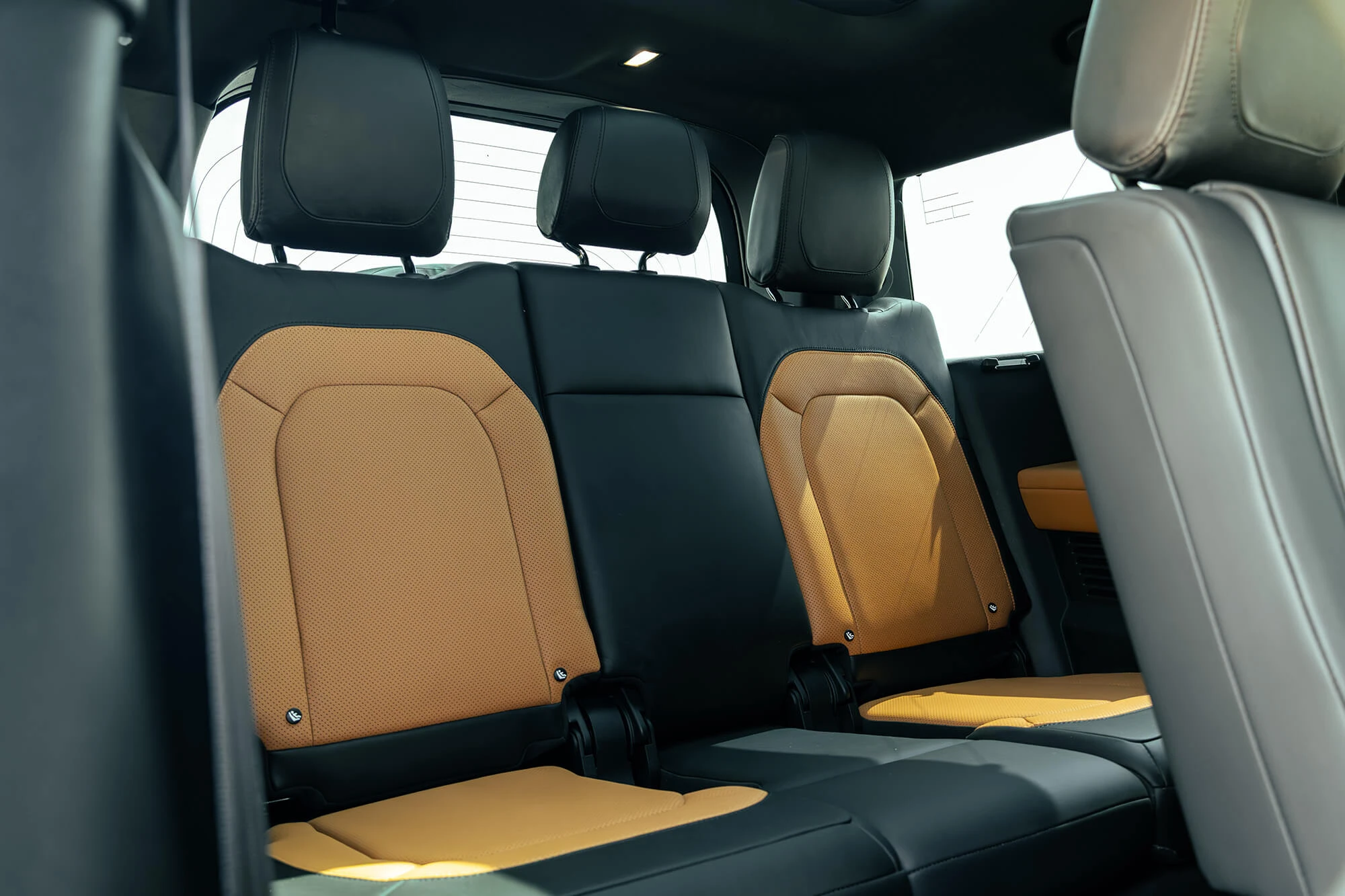 Land Rover Defender 130 אפור
