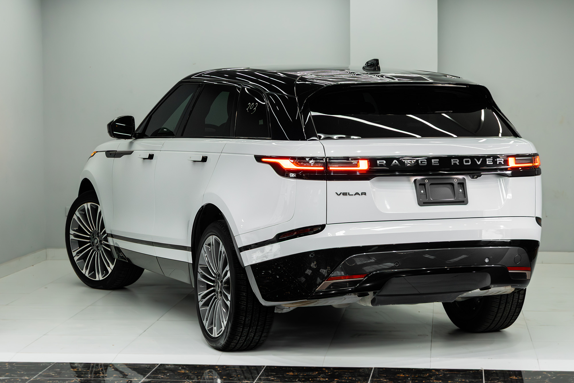 Land Rover Range Rover Velar White