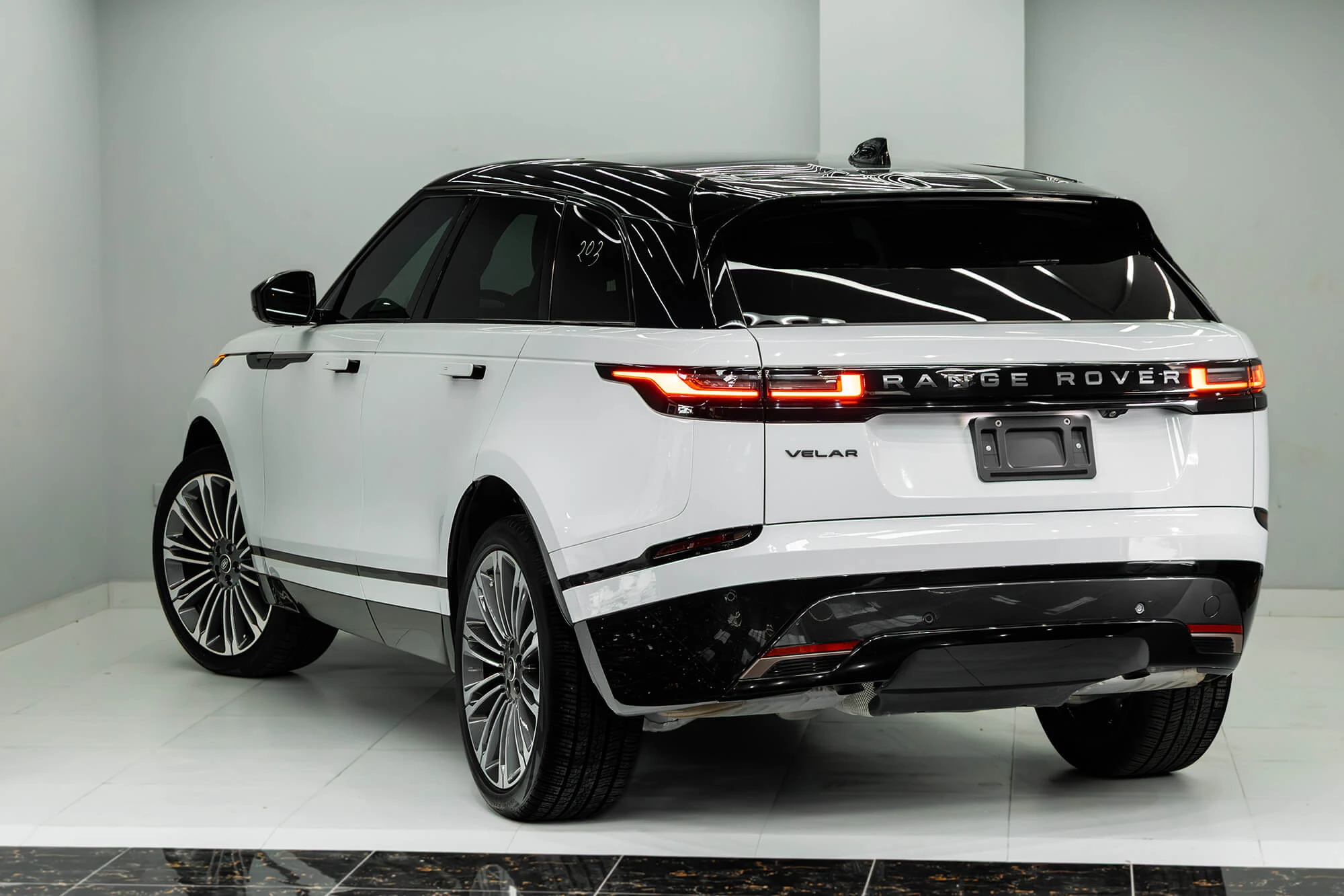Land Rover Range Rover Velar White