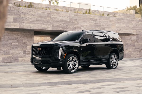 Cadillac Escalade الجيل الجديد باللون الأسود