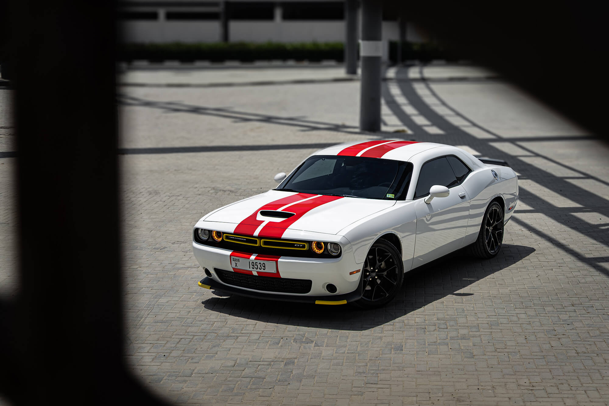 Dodge Challenger GT לבן-אדום Dodge Challenger GT לבן-אדום