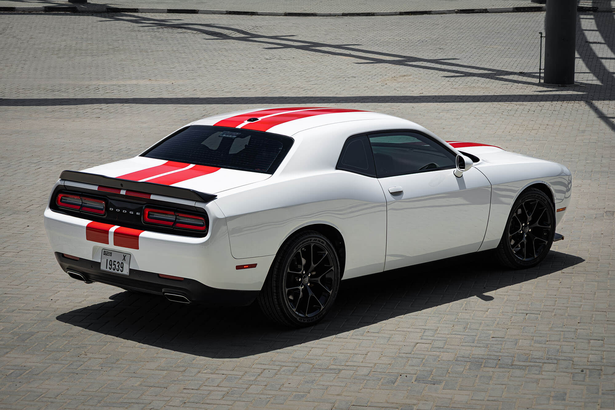 Dodge Challenger GT לבן-אדום Dodge Challenger GT לבן-אדום
