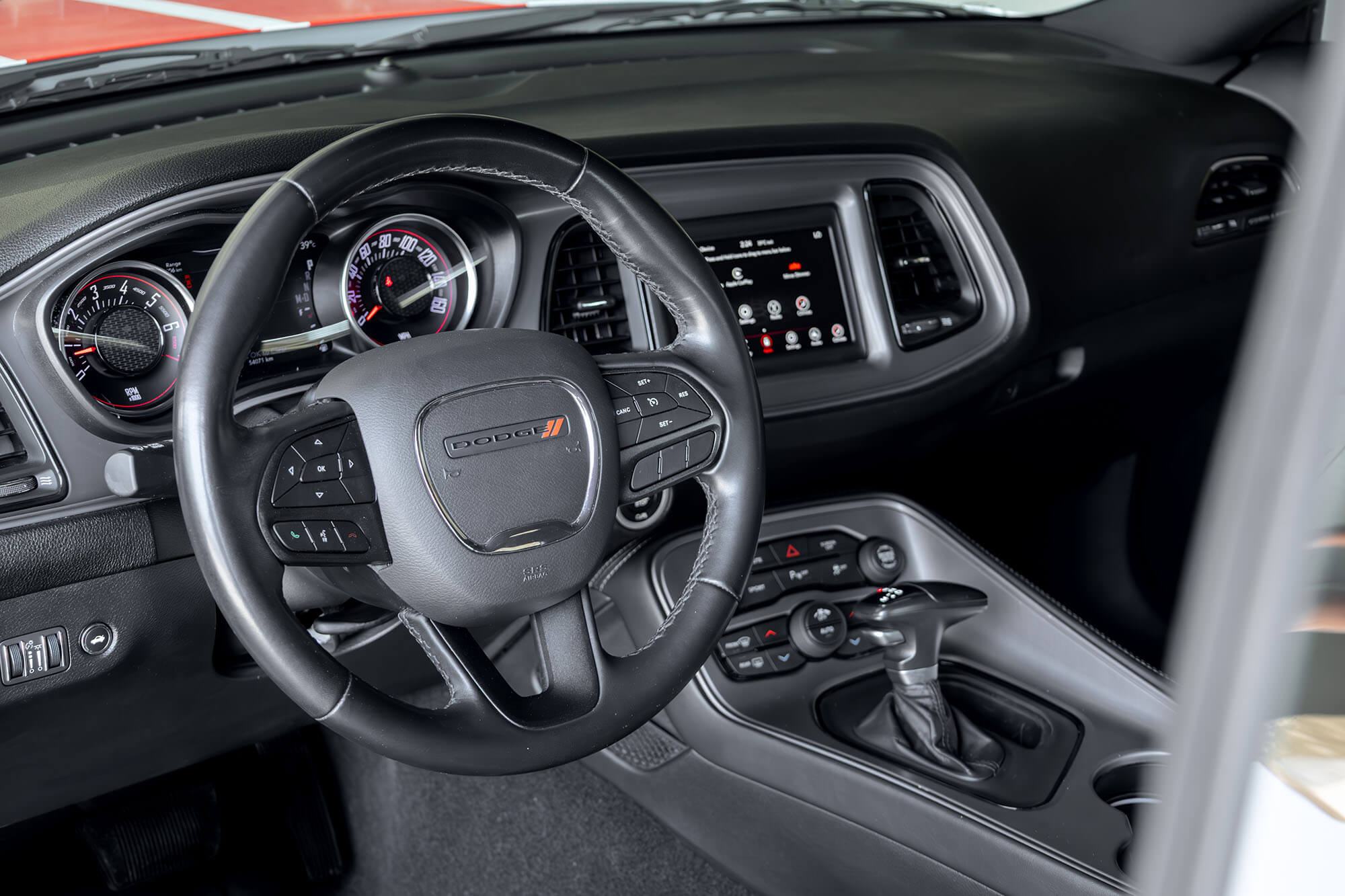 Dodge Challenger GT לבן-אדום Dodge Challenger GT לבן-אדום